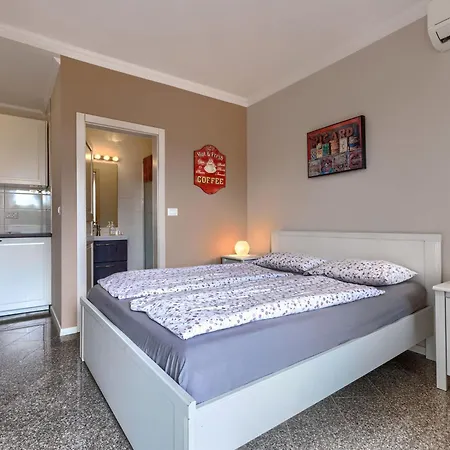 Ester-6 By Interhome